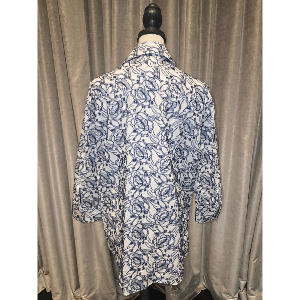 Foxcroft Womens 8 White Navy Blue Floral Embroidered Cotton 3/4 Sleeve Shirt - Picture 2 of 8